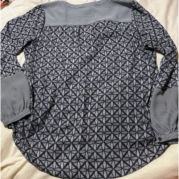 NYDJ Blouse Shirt Women’s Work Geometric Long Sleeve Navy Blouse Size Small - Picture 6 of 8